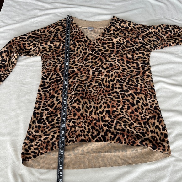 Chico’s Leopard Print Tunic Sweater Women’s Size 2 L V-Neck Long Sleeve - Picture 4 of 8